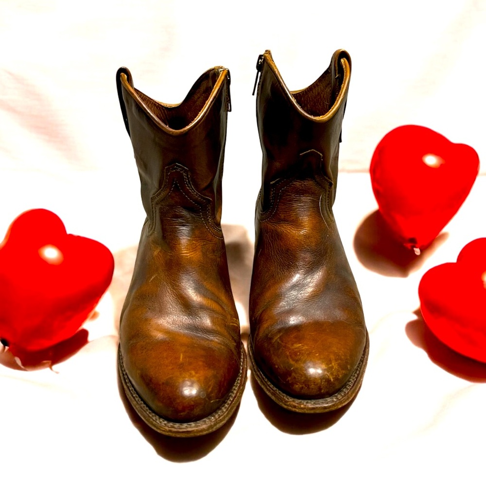Size 7 Frye boots. short boots / booties leather